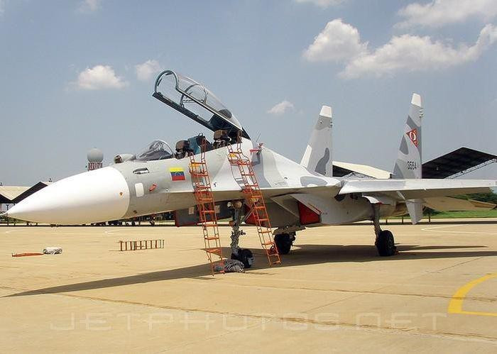 Hai chiếc tiêm kích đa năng Su-30MK2 đầu tiên được Nga bàn giao cho Venezuela vào đầu tháng 12/2006, trong khi 8 chiếc tiếp theo tới vào năm 2004, 14 chiếc còn lại đến quốc gia Nam Mỹ này trong giai đoạn 2008 - 2009.