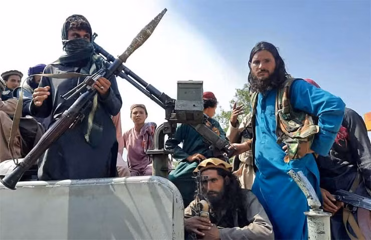 Taliban cho biết, lực lượng này sẽ cho Mỹ đúng 72 giờ, để di tản toàn bộ công dân Mỹ khỏi Kabul, trong số này bao gồm các phóng viên, nhân viên ngoại giao, nhà thầu tư nhân và cả nhân viên an ninh.