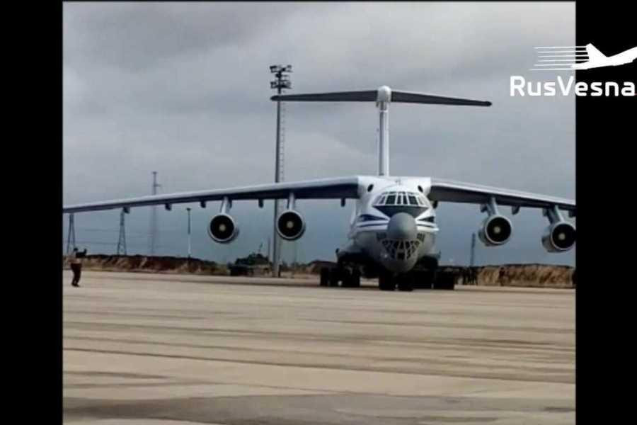 Trong hình ảnh được RuVesna.SU công bố hôm 21-1, có thể thấy một máy bay chở hàng IL-76 của Nga đã hạ cánh xuống sân bay Al-Qamishli, đánh dấu lần thứ hai trong vòng 10 ngày qua họ đưa thêm quân tiếp viện và thiết bị hạng nặng đến khu vực này.
