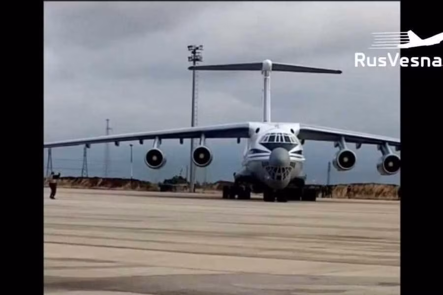 Trong hình ảnh được RuVesna.SU công bố hôm 21-1, có thể thấy một máy bay chở hàng IL-76 của Nga đã hạ cánh xuống sân bay Al-Qamishli, đánh dấu lần thứ hai trong vòng 10 ngày qua họ đưa thêm quân tiếp viện và thiết bị hạng nặng đến khu vực này.