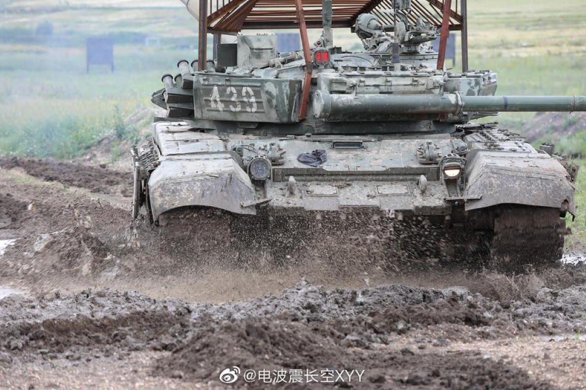 Theo đó, những chiếc xe tăng chủ lực T-72B3 này, có thiết kế cực kỳ đặc biệt, với nóc tháo pháo được gia cố thêm một hệ thống lồng che.