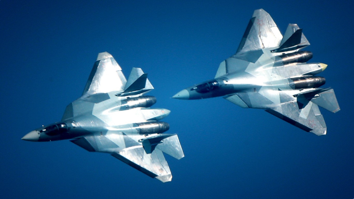 Cái khó của Nga đó là động cơ của Su-57 có hiệu suất hoạt động quá tốt, sinh ra nhiều nhiệt và là động cơ vector 3D. Tất cả những yếu tố trên sẽ khiến cho động cơ của Su-57, không thể nhét vừa vào trong máy bay, cũng như không thể được bọc một lớp vỏ hấp thụ sóng radar ở bề mặt bên ngoài.