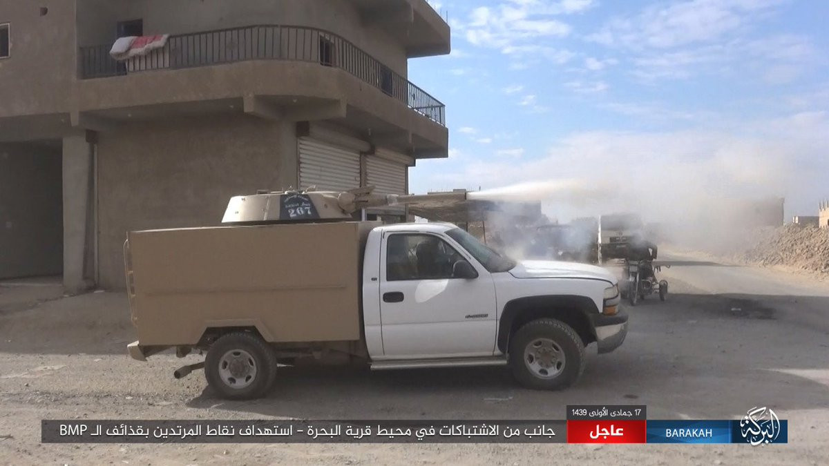 Khẩu pháo chính của xe thiết giáp chở quân BMP-1 là loại 2A28 Grom. Nguyên bản khi đặt trên thiết giáp BMP-1, khẩu pháo này có cơ chế nạp đạn bán tự động.