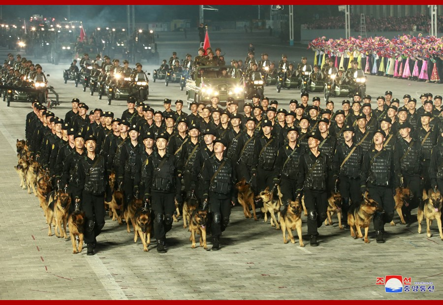 Lực lượng cảnh khuyển của Triều Tiên lần đầu tiên xuất hiện trong cuộc duyệt binh. Có thể thấy dù bị cả quốc tế cấm vận, cảnh khuyển Triều Tiên vẫn tuyển chọn được những chú chó Đức thuần chủng.