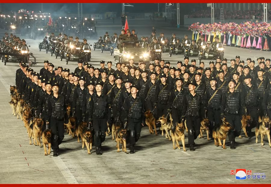 Lực lượng cảnh khuyển của Triều Tiên lần đầu tiên xuất hiện trong cuộc duyệt binh. Có thể thấy dù bị cả quốc tế cấm vận, cảnh khuyển Triều Tiên vẫn tuyển chọn được những chú chó Đức thuần chủng.