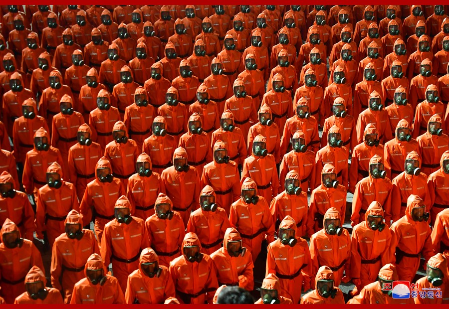 Lực lượng phòng hóa cực độc của Triều Tiên xuất hiện trong lễ duyệt binh, nhiều chuyên gia cho rằng đây là lực lượng được đào tạo đặc biệt, để giúp Triều Tiên chống COVID-19 trong trường hợp nước này bị bùng phát dịch.