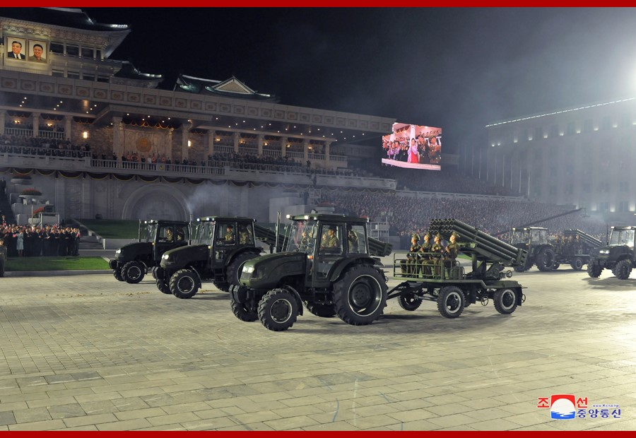 Loại "vũ khí hạng nặng" nhất được Triều Tiên mang tới cuộc duyệt binh hôm 9/9 vừa rồi có lẽ là các dàn pháo phản lực phóng loạt được kéo bằng máy cầy.