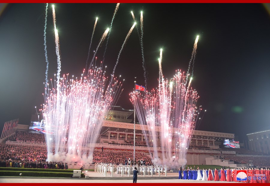 Lễ duyệt binh bắt đầu với màn trình diễn pháo hoa rất mãn nhãn. Khác với mọi năm, năm nay Triều Tiên không đưa vũ khí hạng nặng ra duyệt binh.