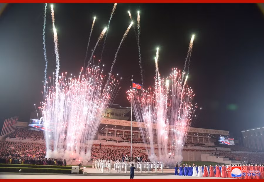 Lễ duyệt binh bắt đầu với màn trình diễn pháo hoa rất mãn nhãn. Khác với mọi năm, năm nay Triều Tiên không đưa vũ khí hạng nặng ra duyệt binh.