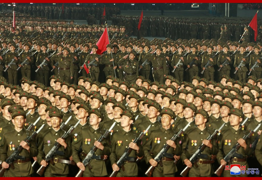 Năm nay, quân đội Triều Tiên tham gia duyệt binh chỉ với vũ khí và trang bị nhẹ, không có sự xuất hiện của bất cứ loại vũ khí hạng nặng nào.