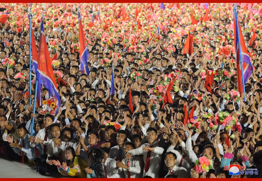 Nhiều tầng lớp người dân Triều Tiên đã được tham gia lễ duyệt binh kỷ niệm 73 năm ngày thành lập nước. Có thể dễ dàng nhận ra, người dân Triều Tiên hoàn toàn không phải đeo khẩu trang, dù tụ tập rất đông người.