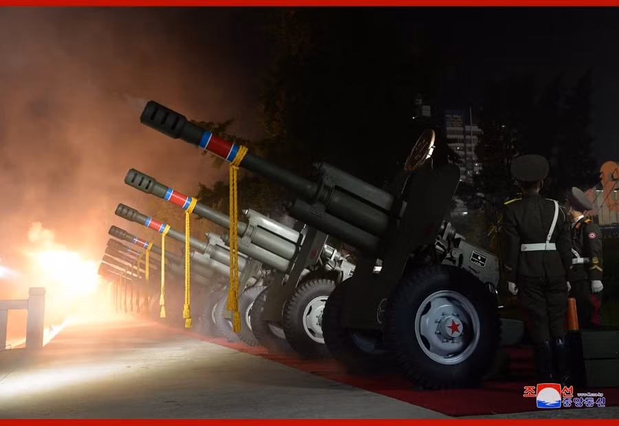 Pháo binh Triều Tiên nổ 21 phát đại bác khai mạc lễ duyệt binh mừng 73 năm ngày Quốc khánh của nước này.