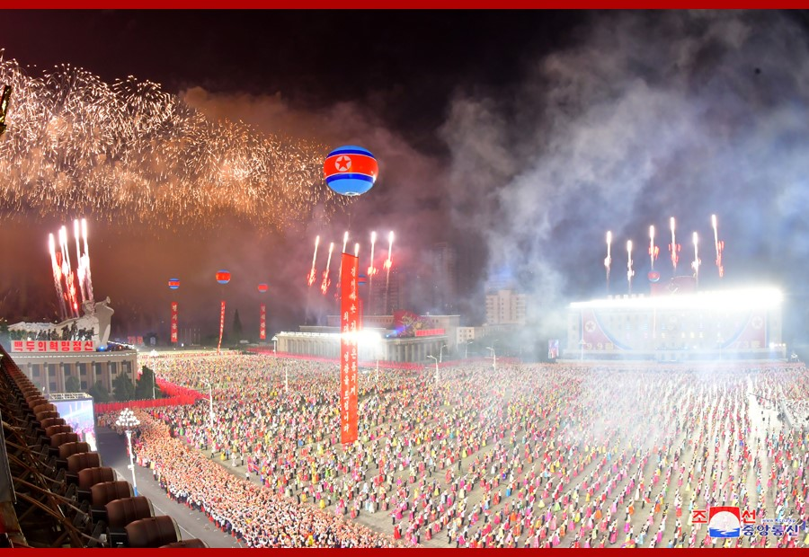 Đây không phải là lần đầu tiên Triều Tiên tiến hành duyệt binh vào buổi tối. Giới quan sát cho rằng, Việt Triều Tiên duyệt binh vào buổi tối, sẽ khiến các vệ tinh do thám của phương Tây không thể soi rõ được vị trí đóng quân của các đơn vị tham gia duyệt binh, sau khi kết thúc buổi lễ.