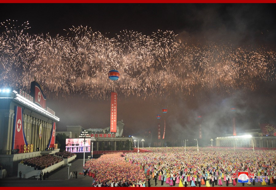 Ngoài ra, duyệt binh vào ban đêm còn cho phép Bình Nhưỡng tổ chức được những màn pháo hoa độc đáo và mãn nhãn - thứ mà những cuộc duyệt binh tổ chức vào ban ngày thường không có, hoặc rất hời hợt. Nguồn ảnh: KCNA.