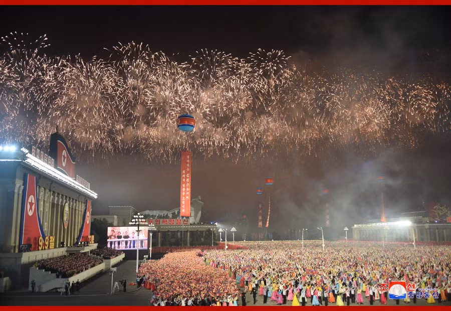 Ngoài ra, duyệt binh vào ban đêm còn cho phép Bình Nhưỡng tổ chức được những màn pháo hoa độc đáo và mãn nhãn - thứ mà những cuộc duyệt binh tổ chức vào ban ngày thường không có, hoặc rất hời hợt. Nguồn ảnh: KCNA.