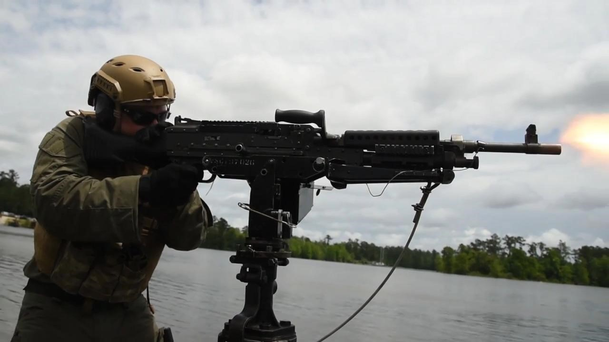 Quân đội Mỹ đưa FN MAG vào thử nghiệm với tên gọi M240 (có một vài sửa đổi so với nguyên bản) vào năm 1977.