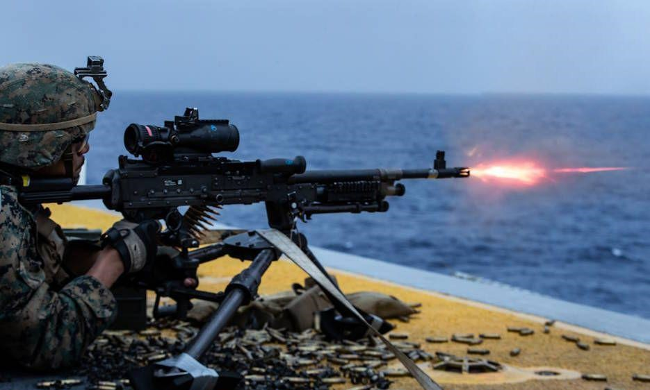 M240D cũng có thể lắp thêm Egress Package (gói phụ kiện gồm có bộ che chớp lửa đầu nòng, đầu ruồi, thước ngắm, cần mang vác, kiềng 2 chân, tay cầm), sử dụng để tăng cường hỏa lực cho phi hành đoàn khi bị bắn rơi.