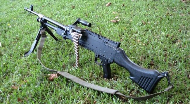 Khi gắn thêm các loại ống ngắm, tầm bắn hiệu quả của M240 cũng được nâng lên đáng kể. Theo nhà sản xuất, tầm bắn tối đa của khẩu súng này có thể lên tới 3.725 m.