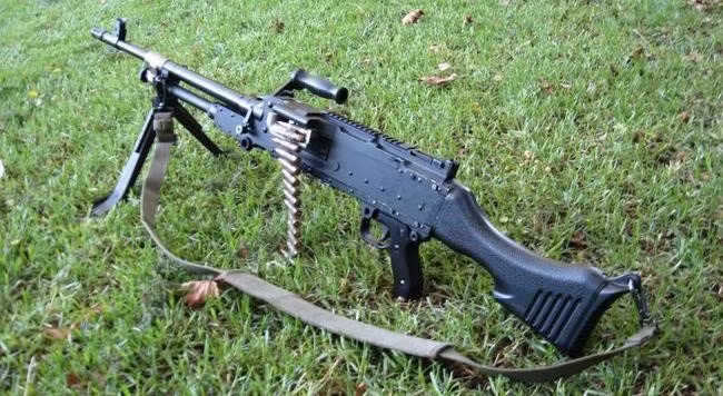 Khi gắn thêm các loại ống ngắm, tầm bắn hiệu quả của M240 cũng được nâng lên đáng kể. Theo nhà sản xuất, tầm bắn tối đa của khẩu súng này có thể lên tới 3.725 m.