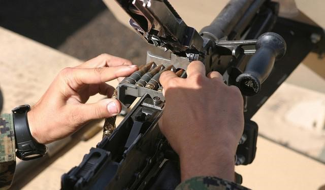 FN trang bị cho M240 một thước ngắm cơ khí ở ngay trước báng súng và điểm ruồi ở gần đầu nòng súng. Với ray Picatinny phía trên, xạ thủ có thể trang bị cho M240 rất nhiều loại ống ngắm khác nhau.