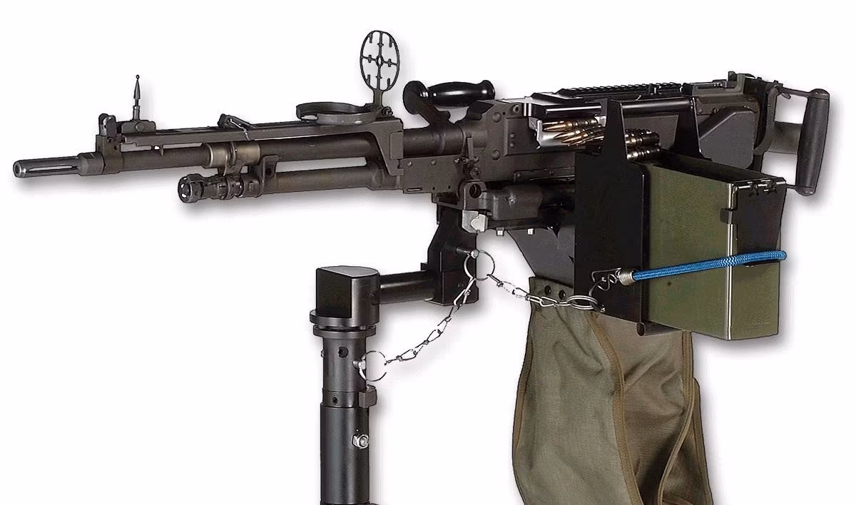 M240C là một phiên bản của M240 gắn trên trục trên các phương tiện cơ giới. Khẩu súng này có một bộ phận nạp đạn cho người thuận tay phải trên các xe chiến đấu bộ binh M2/M3 Bradley và LAV cũng như các loại xuồng máy cao tốc.