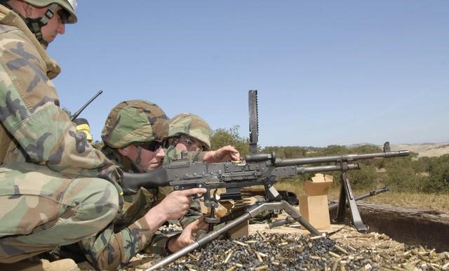 Nếu nòng súng và ổ đạn quá nóng thì phải đợi đến khi nguội mới được thao tác, việc cố gắng lấy viên đạn ra ngay sẽ gây nguy hiểm cho xung quanh.