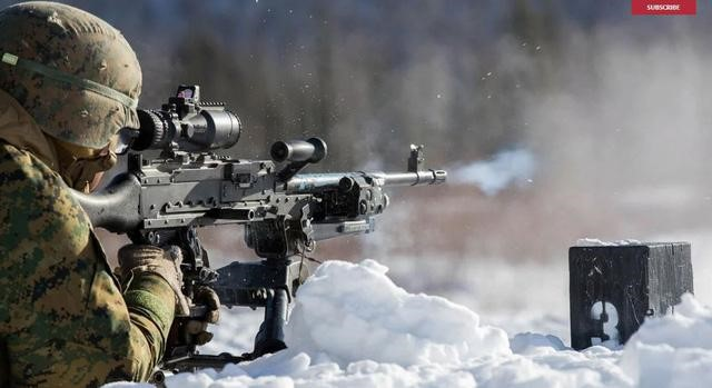 Ban đầu, M240 được sử dụng trong lực lượng Thủy quân lục chiến Mỹ với vai trò súng máy lắp trên xe tăng, sau đó dần được trang bị cho các lực lượng khác trong những năm 1980 - 1990.