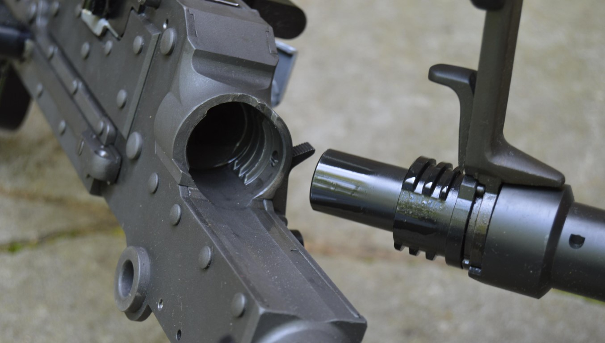 Súng được làm bằng thép ở hầu hết các bộ phận. Một số chi tiết của M240 giống hệt với khẩu M60 nhưng độ bền cao hơn nhiều.