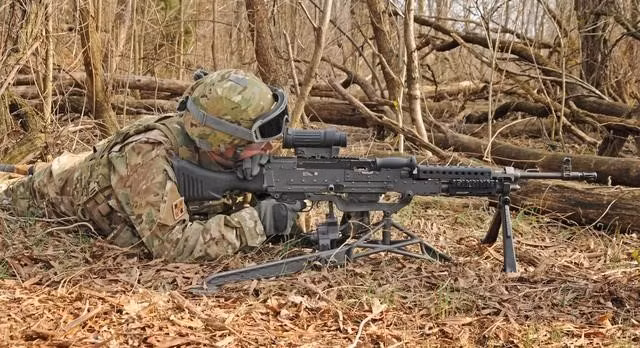 Sơ tốc đầu đạn của M240 đạt 853 m/s với tầm bắn hiệu quả 800 m khi đứng trên giá 2 chân và 1.800 m với giá 3 chân hoặc trục xoay khi đặt trên các phương tiện cơ giới.