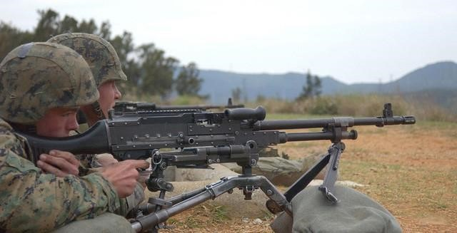 Tiếp đó, quân đội Mỹ đã đưa M240 vào biên chế chính thức và sản xuất khẩu súng này trong nước thông qua một nhánh của công ty FN.