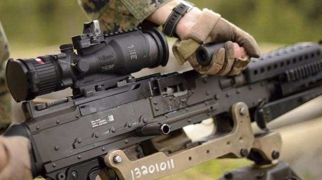 Nòng súng có thể được thay rất nhanh nhờ vào nút mở chốt khóa nòng nằm phía bên trái của súng.