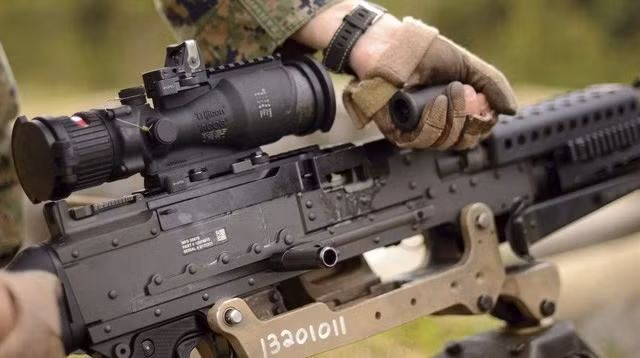 Nòng súng có thể được thay rất nhanh nhờ vào nút mở chốt khóa nòng nằm phía bên trái của súng.