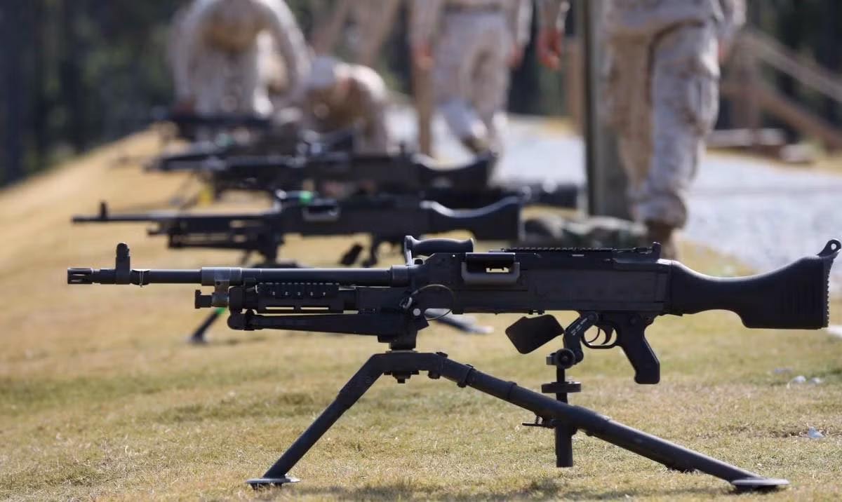 M240 có cơ chế nạp đạn bằng khí nén với khóa nòng mở và được làm mát bằng không khí. Xạ thủ lên đạn và sẵn sàng bắn bằng cách kéo chốt lên đạn, khi đó chốt lên đạn sẽ giữ khóa nòng ở phía sau.