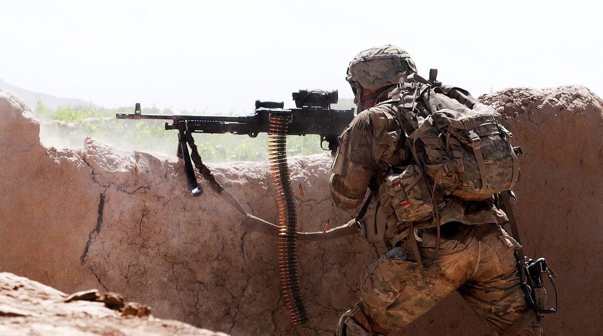 Ngoài việc trang bị cho bộ binh, súng máy M240 còn là trang bị mặc định của xe tăng, xe chiến đấu bộ binh và một số dòng trực thăng.