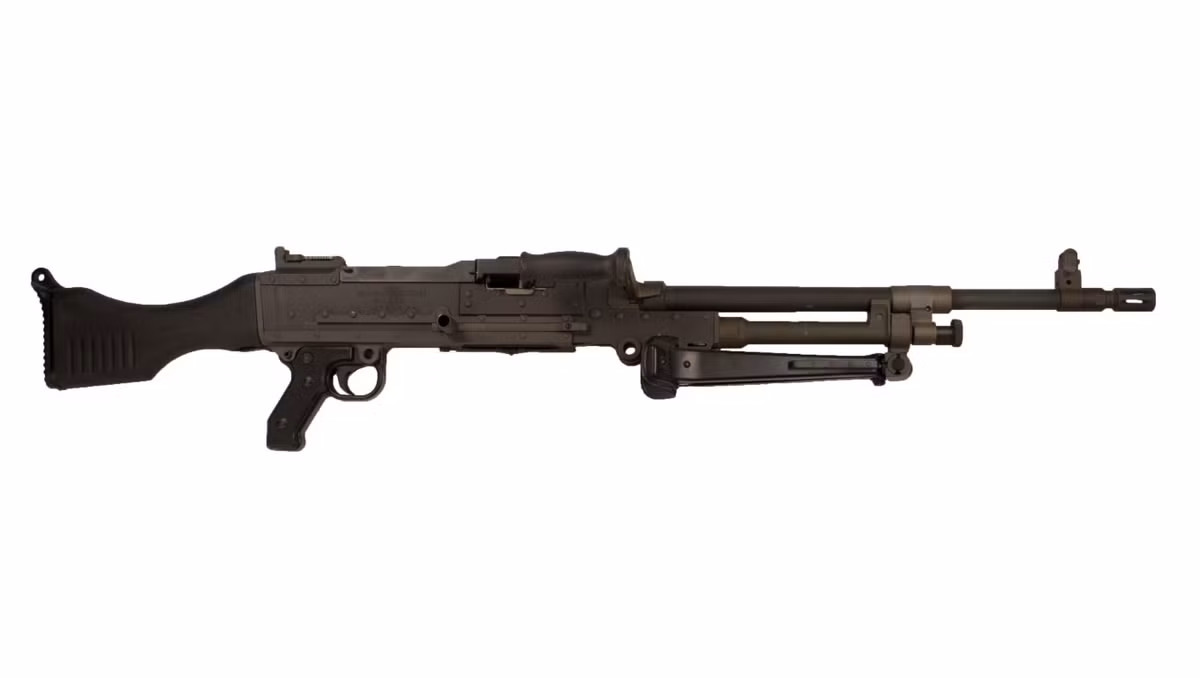 Xạ thủ điều chỉnh tốc độ bắn bằng cách gỡ nòng súng ra, tháo nắp che và vặn bộ điều chỉnh khí phản lực nhằm thay đổi lượng khí trích nhiều hay ít. Các thao tác này thường được thực hiện trước khi ra trận bởi vì nó gây khá nhiều phiền toái.