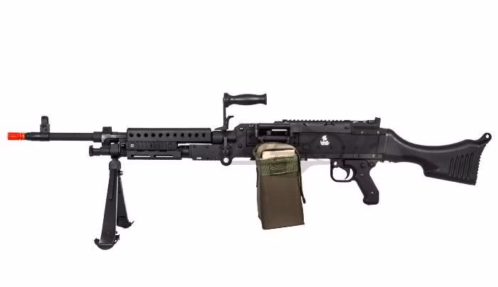 Để vệ sinh súng thì cần đảm bảo khóa nòng đã được kéo về sau và chốt an toàn đã bật. Khi đó mở nắp che bệ khóa nòng lên và tháo dây băng đạn còn lại ra (nếu còn), sau đó kiểm tra phía ổ đạn và khóa nòng.