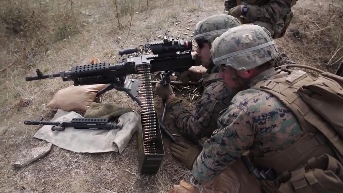 Súng máy hạng nhẹ M240 có tổng trọng lượng 11 - 13 kg (kèm chân chống chữ V), chiều dài 1.245 mm với nòng dài 627 mm.