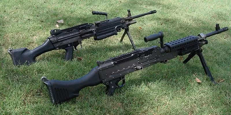 Tuy nhiên, bắn trong tư thế khóa nòng mở dễ dẫn đến cướp cò do khóa nòng tự động trượt tới. Điều này xảy ra khi lực tác động lên khóa nòng đủ để nó vượt qua được bộ hãm cò. Chế độ khóa an toàn cũng không có tác dụng khi súng xảy ra hiện tượng này.