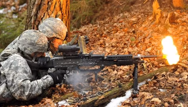 M240B (trong thời gian thử nghiệm được gọi là M240E4) là biến thể súng máy hạng nhẹ tiêu chuẩn của Bộ binh và Thủy quân lục chiến Mỹ.