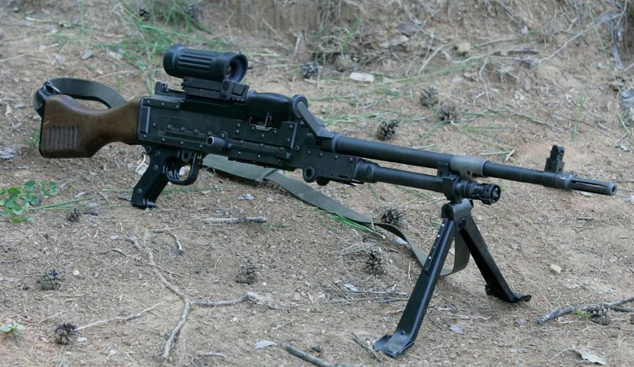 Trong trường hợp vẫn còn một viên đạn bị vướng vào khóa nòng thì phải dùng que thông nòng hoặc một vật cứng để tháo viên đạn ra. Nếu không, viên đạn có thể tự phát nổ do ổ đạn quá nóng.