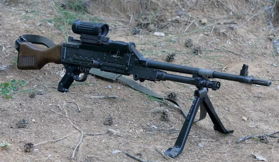 Trong trường hợp vẫn còn một viên đạn bị vướng vào khóa nòng thì phải dùng que thông nòng hoặc một vật cứng để tháo viên đạn ra. Nếu không, viên đạn có thể tự phát nổ do ổ đạn quá nóng.