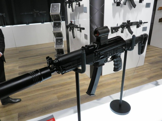 "Có bao nhiêu tay súng phiến quân hoặc đối thủ sẽ tấn công phi công của chúng ta khi lâm nạn? anh ta cần có khả năng tự vệ bằng vũ khí cá nhân tốt, trong khi chờ lực lượng ứng cứu", ông Leonkov nói.