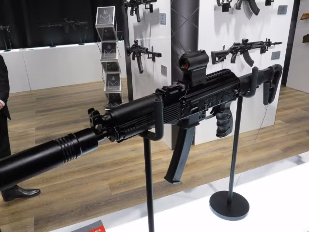 "Có bao nhiêu tay súng phiến quân hoặc đối thủ sẽ tấn công phi công của chúng ta khi lâm nạn? anh ta cần có khả năng tự vệ bằng vũ khí cá nhân tốt, trong khi chờ lực lượng ứng cứu", ông Leonkov nói.