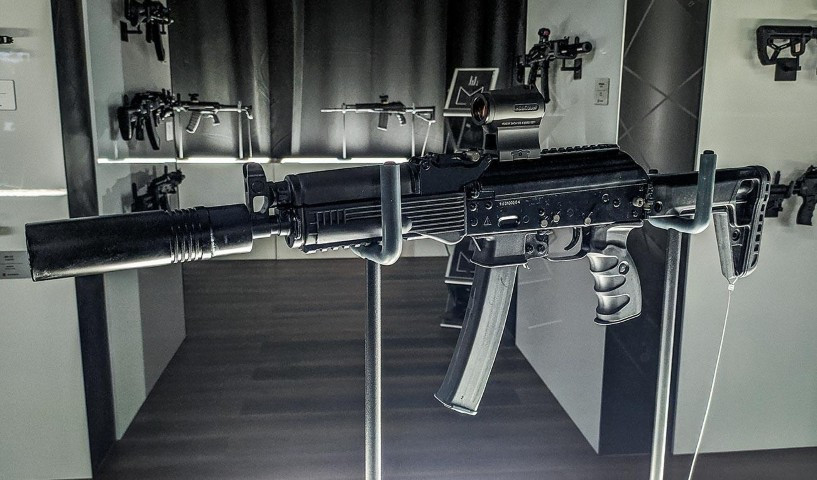 Việc bổ sung vũ khí cỡ nhỏ trong gói thiết bị sinh tồn cho phi công được thực hiện theo mệnh lệnh của người đứng đầu Bộ Quốc phòng Nga - Đại tướng Sergei Shoigu.