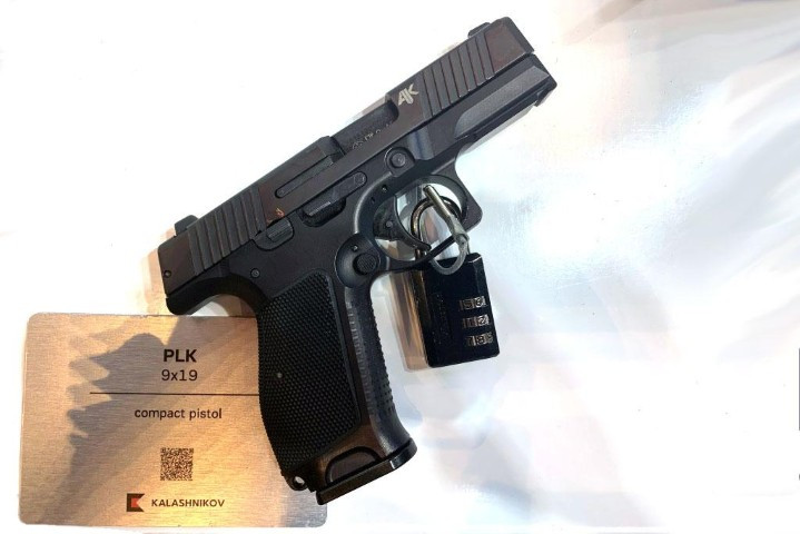 "Theo kinh nghiệm của tôi, thao tác bắn từ súng ngắn Lebedev dễ hơn nhiều so với khẩu Makarov. Bạn có thể bắn dễ dàng bằng một tay hoặc hai tay. Hơn nữa, loại đạn mà nó sử dụng cũng hiện đại hơn", ông Leonkov nhận xét.