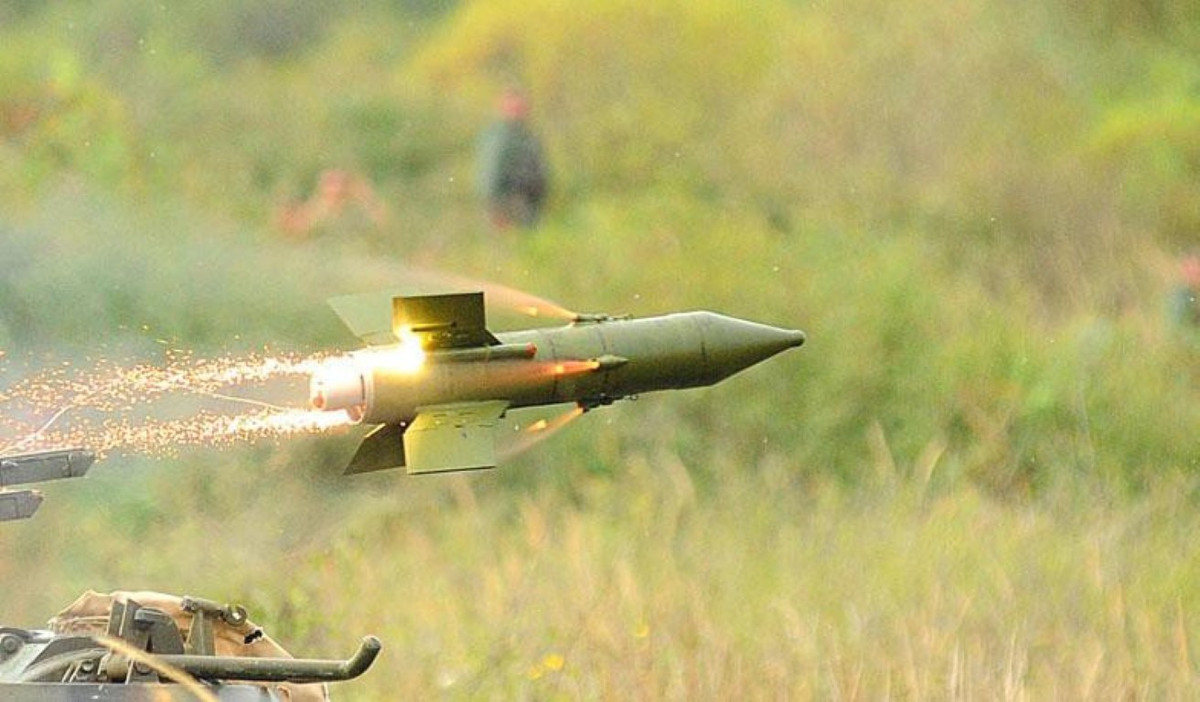 AT-3 có thể mang vác hoặc lắp đặt trên các loại xe chiến đấu bộ binh như BMP-1, BRDM-1/2... Khi mang vác, tên lửa được đặt trong một va li mà lúc chiến đấu chính là bệ phóng 9P111. Xạ thủ sẽ sử dụng bộ điều khiển 9S415 để lái tên lửa đến mục tiêu bằng cách truyền tín hiệu qua dây dẫn.