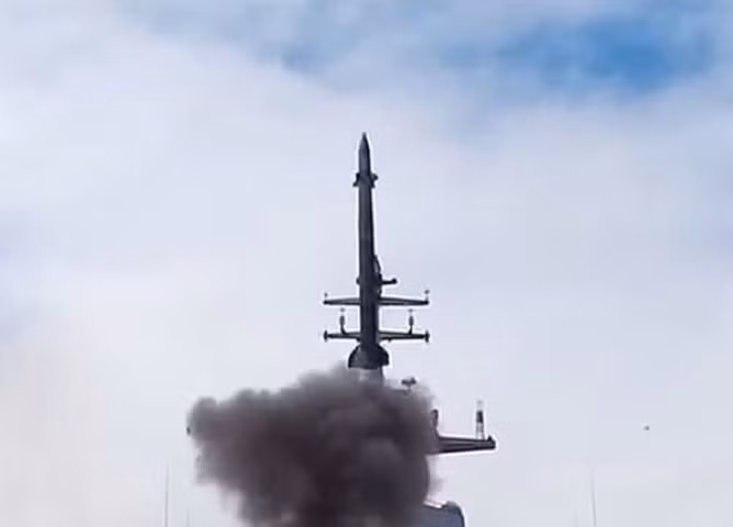 Ngoài bố trí trên đất liền, S-350 Vityaz còn có biến thể hải quân với tên định danh Redut-Polyment, nó sẽ tạo lập lớp phòng thủ ngoài khơi bán đảo Crimea khi có mặt trên các tàu hộ vệ tên lửa Dự án 20380.