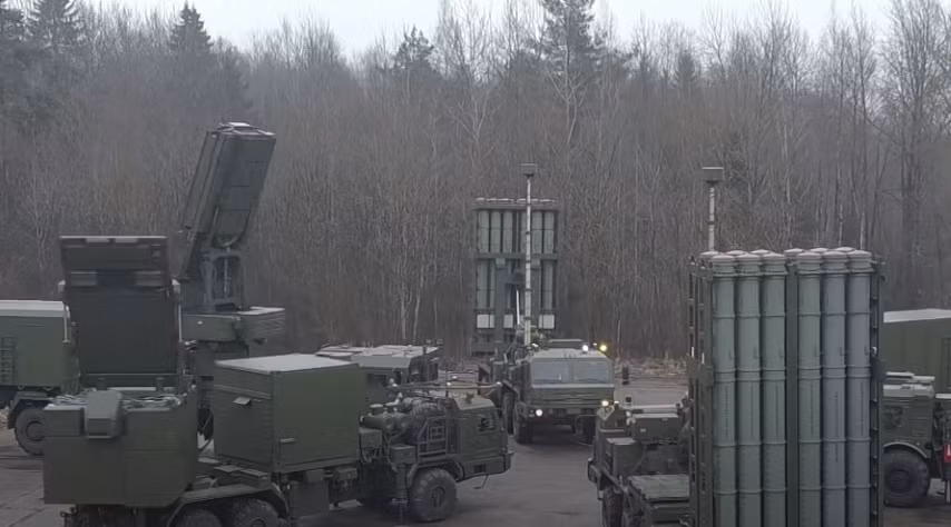 Ngoài ra theo khẳng định của ông Leonkov, sự vượt trội của S-350 so với S-300 sẽ xấp xỉ 2 - 2,5 lần, Vityaz có thể bắn hạ cả mục tiêu tốc độ cao lẫn đối tượng đang di chuyển với tốc độ thấp hơn, thực hiện thao tác cơ động phức tạp ở độ cao gần mặt đất.