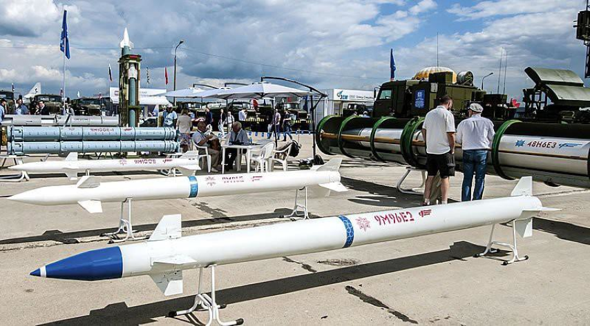 Tuy nhiên S-350 Vityaz vẫn không thể so sánh với S-400 Triumf, bởi vì đây là một tổ hợp tầm xa, trong khi S-350 (và cả S-300 theo phân loại mới) là những hệ thống phòng không tầm trung.