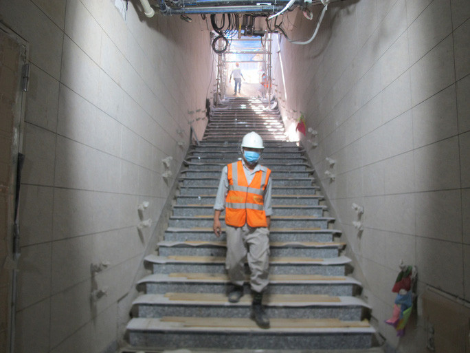  Ga ngầm Ba Son được thiết kế dài 240 m, rộng 35 m với 2 tầng ngầm. Trong đó, tầng 1 gồm các trang thiết bị phục vụ hành khách (sảnh đợi, máy bán vé, cổng thu phí tự động, phòng hướng dẫn thông tin cho hành khách). Tầng 2 gồm sân ga, nơi tàu dừng, đỗ để đón và trả khách.